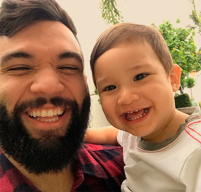 Alô? Jonathan Costa dá celular para filho de um ano e cinco meses com Antônia Fontenelle