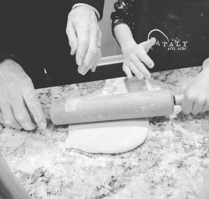 E parece que não é só a vovó que adora mimar a neta. Neste clique postado por Katie no Instagram no tradicional Dia de Ação de Graças, vemos Suri cozinhando ao lado do avô. Muito fofos! E parece que não é só a vovó que adora mimar a neta. Neste clique postado por Katie no Instagram no tradicional Dia de Ação de Graças, vemos Suri cozinhando ao lado do avô. Muito fofos!