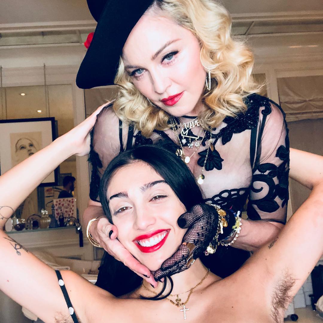 Madonna posta foto com a filha e reacende debate sobre depilação