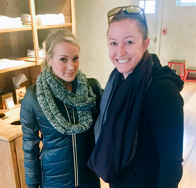 Carrie Underwood aparece em público pela primeira vez após levar 40 pontos no rosto