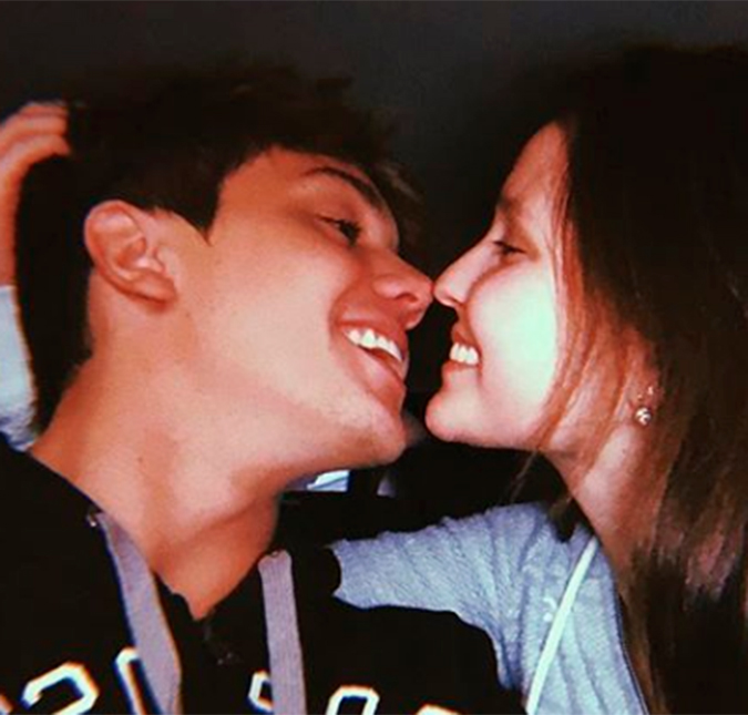 Larissa Manoela volta ao Brasil e é recebida com beijos pelo namorado, Leo Cidade