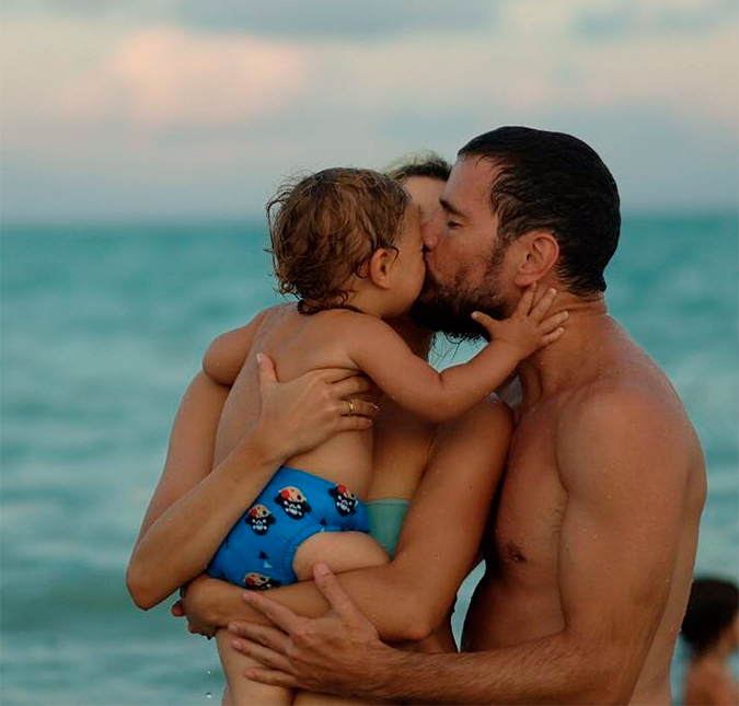 Sophie Charlotte mostra momento de carinho com Daniel de Oliveira e o filho Otto