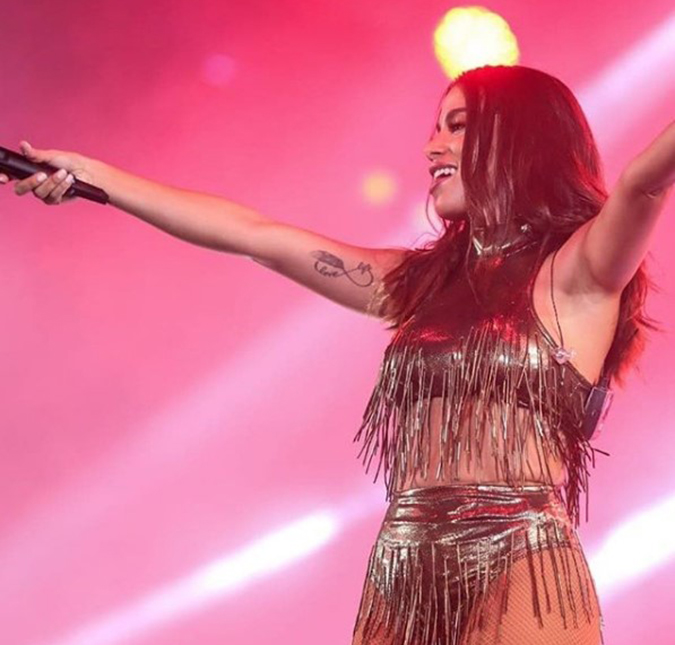 Em vídeo antigo compilado por internautas, Anitta dispara: <i>- Grita que eu me sinto famosa!</i>, vem assistir!