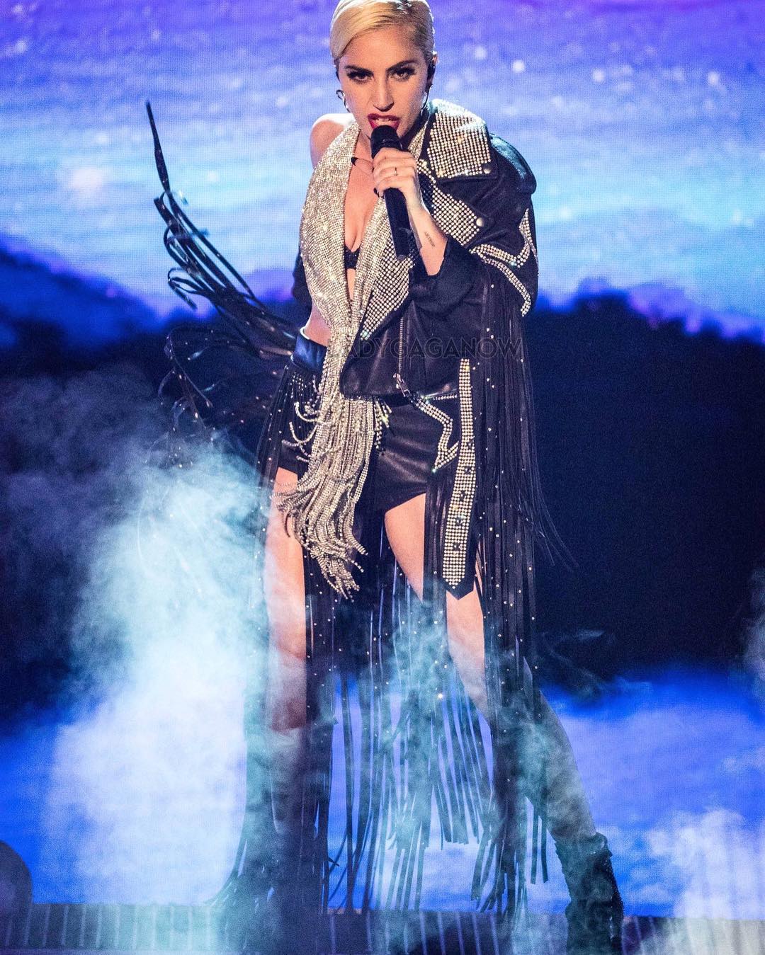 Lady Gaga é uma das escaladas para se apresentar no <i>Grammy</i> 2018