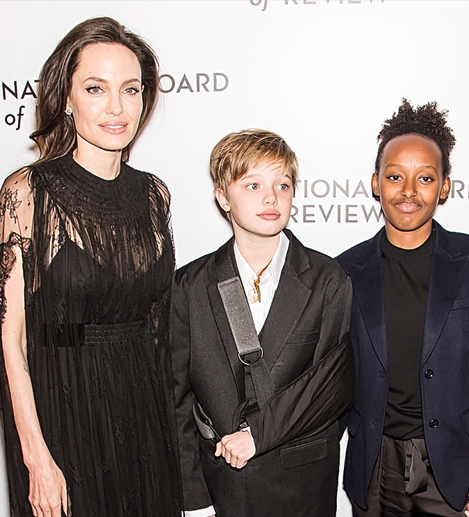 Angelina Jolie posa ao lado das filhas em Baile de Gala em Nova York