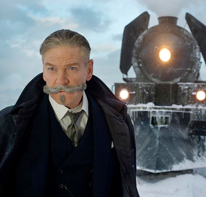 Agatha Christie foi um dos principais nomes do gênero policial e suas obras continuam a encantar leitores por todo o mundo - e, é claro, também são adaptadas para as telonas, mesmo anos depois de sua morte, que aconteceu no dia 12 de janeiro de 1976. Assassinato no Expresso do Oriente estreou no fim de 2017 e teve um elenco de peso: Johnny Depp, Penelope Cruz, Daisy Ridley, Willem Dafoe, Michelle Pfeifer, Judi Dench, além do ator e diretor Kenneth Branagh, que afirmou que quer criar uma franquia de longas inspirados nos livros de Agatha. A próxima adaptação, inclusive, será do livro Morte no Nilo, com Gal Gadot em um dos papéis principais. Legal, né?