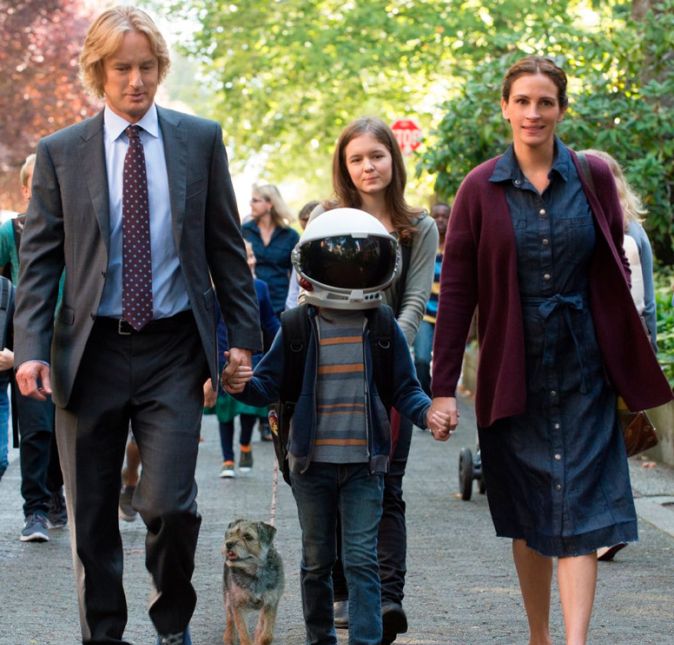 Quem não se apaixonou por Auggie Pullman, vivido por Jacob Tremblay em Extraordinário? Ao lado de Julia Roberts e Owen Wilson, o garoto emocionou o público ao dar vida ao menino que nasce com uma deformação facial e tem que aprender a conviver com outras crianças, em uma bela história de empatia e amor. O livro que deu origem para o filme foi escrito por R.J. Palacio.