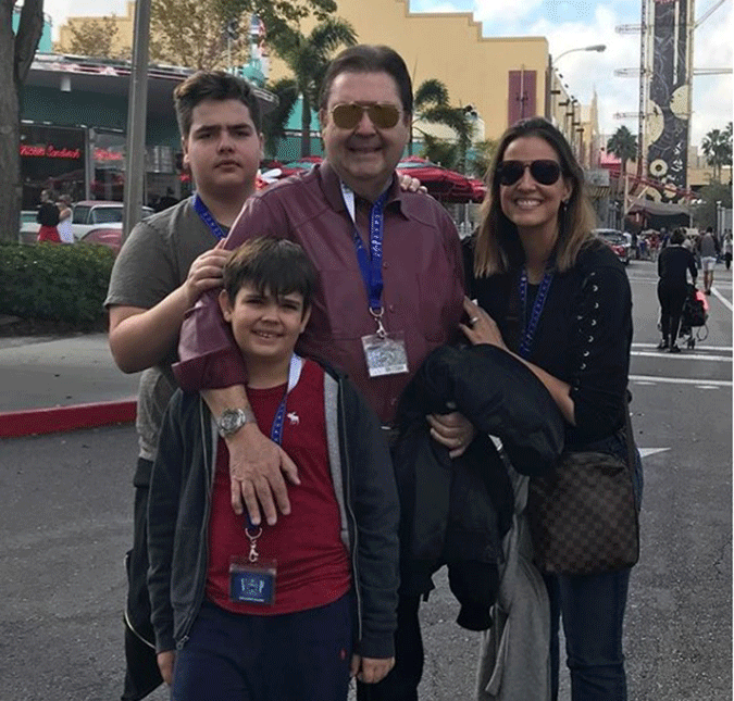 Faustão aproveita férias em Orlando: <i>Em família</i>