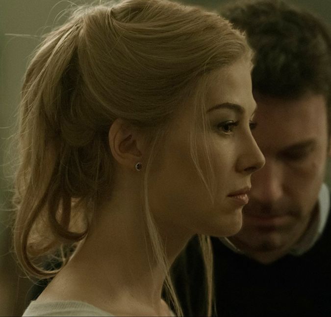 Gillian Flynn é uma das escritoras de suspense mais badaladas dos últimos anos e ela ganhou ainda mais notoriedade com a adaptação do best-seller Garota Exemplar. Dirigido por David Fincher, o longa teve Rosamund Pike e Ben Affleck nos papéis principais e deu nó na cabeça de muita gente nas telonas. Outro livro de Flynn que ganhou uma versão para o cinema é Lugares Escuros, que traz Charlize Theron como protagonista. Gillian Flynn é uma das escritoras de suspense mais badaladas dos últimos anos e ela ganhou ainda mais notoriedade com a adaptação do best-seller Garota Exemplar. Dirigido por David Fincher, o longa teve Rosamund Pike e Ben Affleck nos papéis principais e deu nó na cabeça de muita gente nas telonas. Outro livro de Flynn que ganhou uma versão para o cinema é Lugares Escuros, que traz Charlize Theron como protagonista.