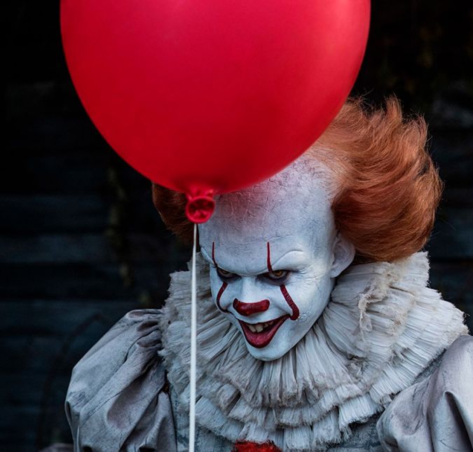 Sucesso de 2017, It - A Coisa é uma adaptação de uma das inúmeras obras do mestre do terror Stephen King. O palhaço Pennywise foi interpretado dessa vez por Bill Skarsgård, deixando muita gente apavorada! Em 2019, It: Capítulo Dois chegou aos cinemas.