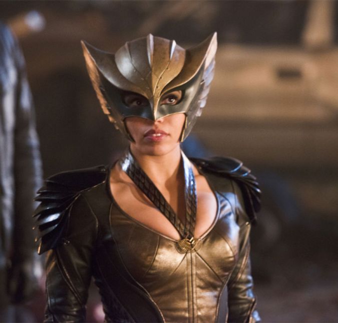 A maioria das séries ganham mais do que uma temporada, ou seja, isso dá mais espaço para que a história seja desenvolvida da forma mais detalhada possível. Todo herói tem uma origem e, normalmente, uma explicação de como ele adquiriu seus poderes. O fato de existir diversos episódios ajuda bastante o desenrolar da busca da identidade desses personagens. Legends of Tomorrow, que traz diversos heróis, mostra bem isso.