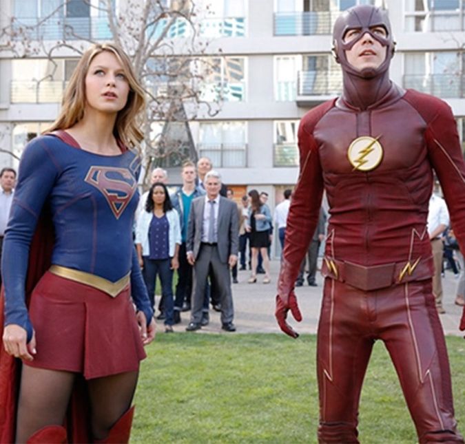 Acontece também de universos se juntarem. Por exemplo, séries como The Flash, Supergirl e Arrow já ganharam o famoso crossover, ou seja, esses heróis, de diferentes produções, se juntaram especialmente para no mínimo um episódio especial! É para fã nenhum colocar defeito, não é mesmo?