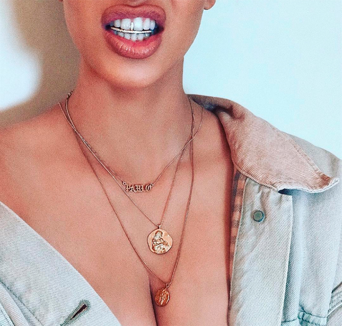 Após voltar a usar joias, Kim Kardashian aparece <i>sexy</i> em foto com colar em tributo ao marido, veja!