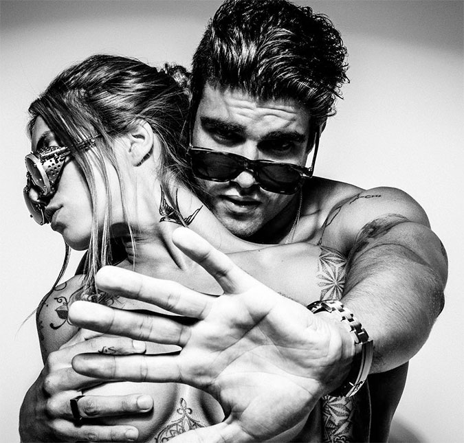 Caio Castro publica foto <i>caliente</i> cobrindo seio de modelo