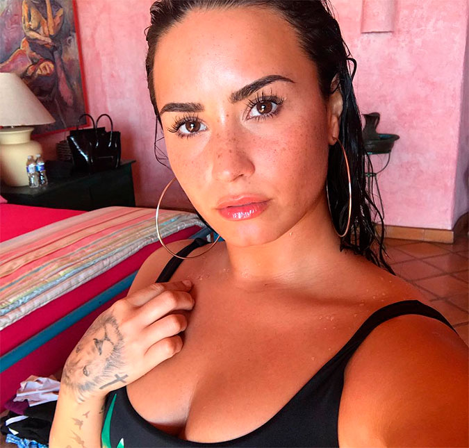 Demi Lovato fala sobre fotos sensuais de maiô e deixa recado de autoaceitação: <i> - Me rendi ao processo</i>