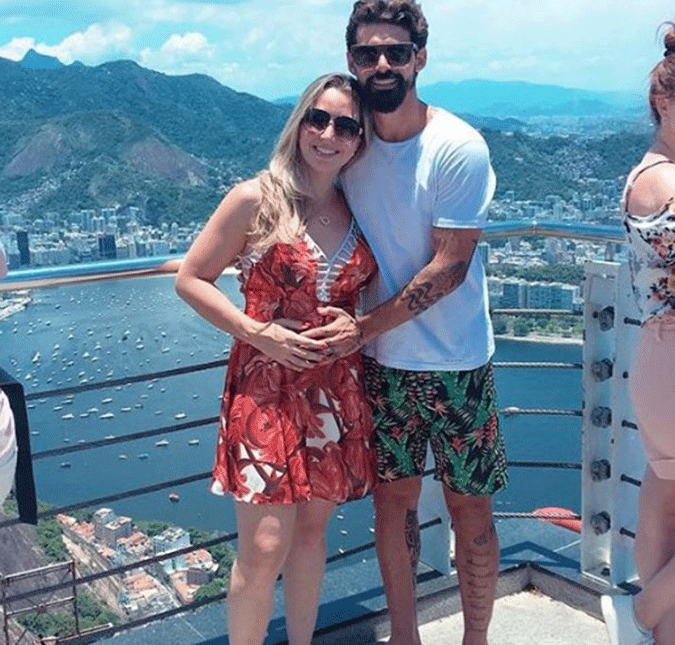 Ex de Viviane Araujo, Radames Martins celebra a gestação de seu filho: <i>Já sei fazer leg press, dar tchau e sou sua cara, papai</i>