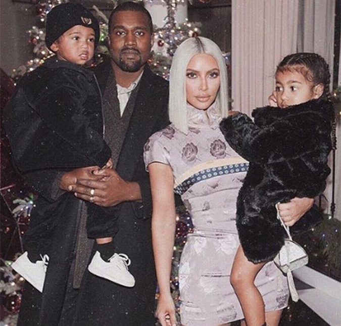 Kim Kardashian pegou a filha nos braços antes da mulher que serviu de barriga de aluguel, diz <i>site</i>
