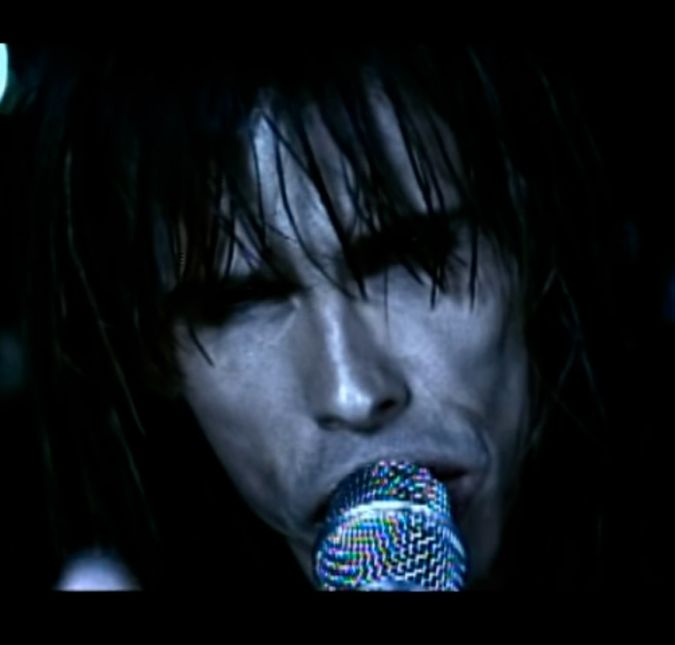 Trilha sonora do filme Armageddon, I Don't Wanna Miss a Thing, do Aerosmith embalou muitos romances adolescentes dos anos 90. Trilha sonora do filme Armageddon, I Don't Wanna Miss a Thing, do Aerosmith embalou muitos romances adolescentes dos anos 90.