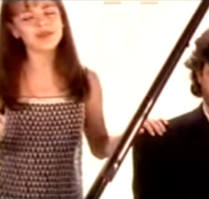 Faz também mais de 20 anos que Sandy impressionou o tenor Andrea Bocelli com sua bela voz e foi convidada para fazer um dueto com o italiano na canção Vivo por Ella. Faz também mais de 20 anos que Sandy impressionou o tenor Andrea Bocelli com sua bela voz e foi convidada para fazer um dueto com o italiano na canção Vivo por Ella.