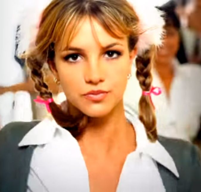 Britney Spears começou sua carreira de cantora em 1998 e em outubro daquele ano lançou seu primeiro hit, Baby One More Time. Britney Spears começou sua carreira de cantora em 1998 e em outubro daquele ano lançou seu primeiro hit, Baby One More Time.