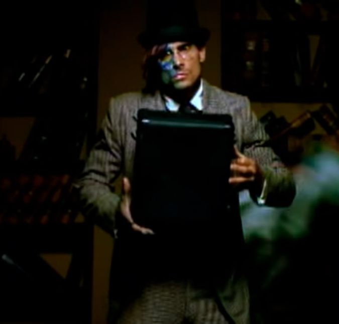 Quem foi adolescente nos anos 90 com certeza era apaixonada por algum dos Backstreet Boys, e sabia o coreografia inteira de Everybody de tanto ver o clipe em que eles se transformavam em ícones do terror. Quem foi adolescente nos anos 90 com certeza era apaixonada por algum dos Backstreet Boys, e sabia o coreografia inteira de Everybody de tanto ver o clipe em que eles se transformavam em ícones do terror.