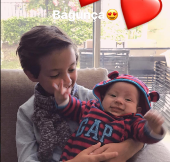 Eliana se derrete ao ver filho mais velho, Arthur, segurando a pequena Manuela, vem ver!