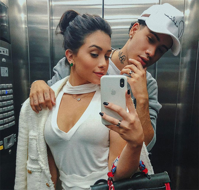 Flavia Pavanelli e MC Kevinho celebram primeiro mês de namoro com aliança