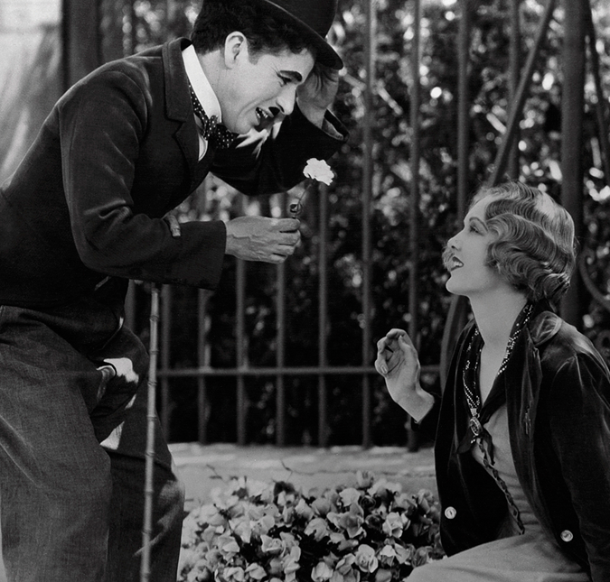 Tudo bem que o clássico protagonizado por Charlie Chaplin Luzes da Cidade é um filme de 1952. Mas os compositores Larry Russell e Raymond Rasch, responsáveis pela trilha sonora do longa, receberam em 1972 o Oscar de Melhor Trilha Sonora, já que a produção só foi rodada em Los Angeles, na Califórnia, 20 anos depois. A academia decidiu considerar e indicar o filme na premiação daquele ano, o que foi um momento histórico na história do evento. Uma pena que o músico já havia morrido há oito anos e a musicista há 17. Tudo bem que o clássico protagonizado por Charlie Chaplin Luzes da Cidade é um filme de 1952. Mas os compositores Larry Russell e Raymond Rasch, responsáveis pela trilha sonora do longa, receberam em 1972 o Oscar de Melhor Trilha Sonora, já que a produção só foi rodada em Los Angeles, na Califórnia, 20 anos depois. A academia decidiu considerar e indicar o filme na premiação daquele ano, o que foi um momento histórico na história do evento. Uma pena que o músico já havia morrido há oito anos e a musicista há 17.