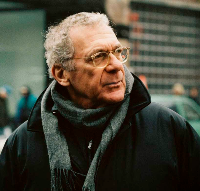 Em 2009 outro Oscar póstumo quase foi anunciado com o filme O Leitor, indicado na categoria de Melhor Filme. A produção foi assinada pelo cineasta Sidney Pollack, que havia morrido um ano antes aos 73 anos, vítima de um câncer. Em 2009 outro Oscar póstumo quase foi anunciado com o filme O Leitor, indicado na categoria de Melhor Filme. A produção foi assinada pelo cineasta Sidney Pollack, que havia morrido um ano antes aos 73 anos, vítima de um câncer.