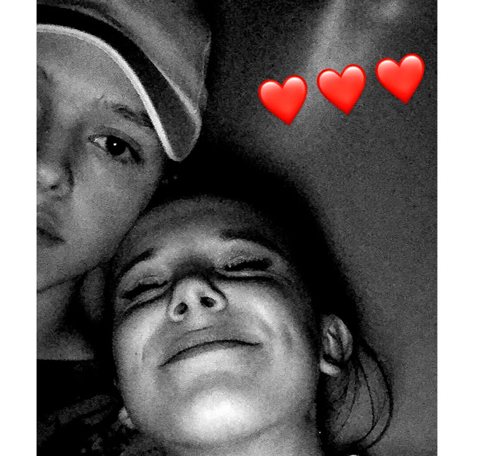 Millie Bobby Brown, estrela de <i>Stranger Things</i>, compartilha foto amorzinho com suposto namorado!