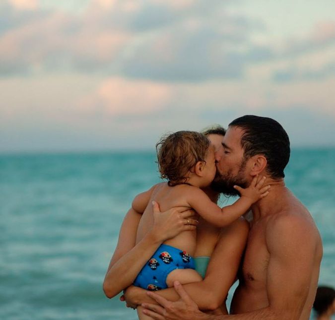 Depois de um 2017 de bastante trabalho, já que Sophie e Daniel estrelaram a supersérie da Globo, Os Dias Eram Assim, a família toda foi para a praia: 2018, Amor, Saúde, Fé e CORAGEM, escreveu a atriz em seu Instagram. Depois de um 2017 de bastante trabalho, já que Sophie e Daniel estrelaram a supersérie da Globo, Os Dias Eram Assim, a família toda foi para a praia: 2018, Amor, Saúde, Fé e CORAGEM, escreveu a atriz em seu Instagram.