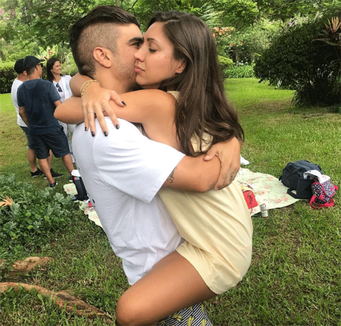 Caio Castro publica foto agarradinho com Mariana d'Ávila e se declara
