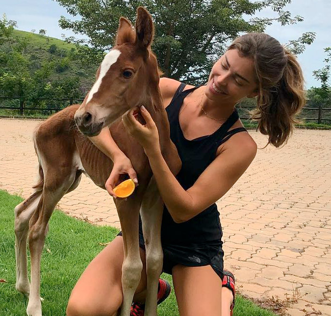 Em registro raro, Grazi Massafera aparece com a filha Sofia caminhando com potrinho