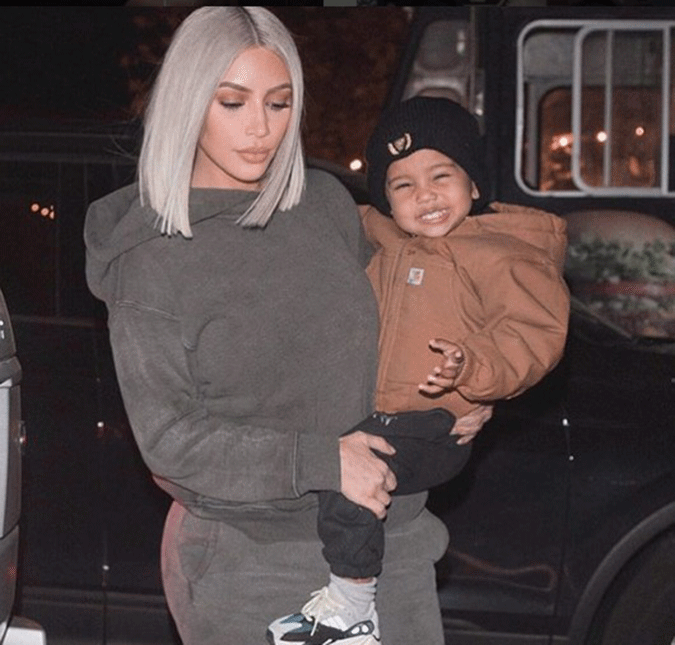 Kim Kardashian posta <i>Snaps</i> fofissímos com o filho Saint, assista!