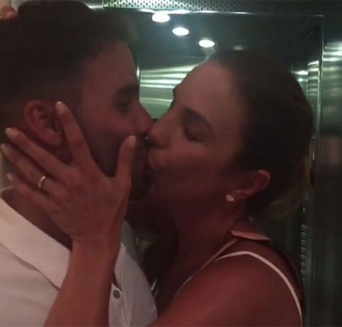 Ivete Sangalo enche o marido de beijo dentro do elevador, assista ao vídeo!