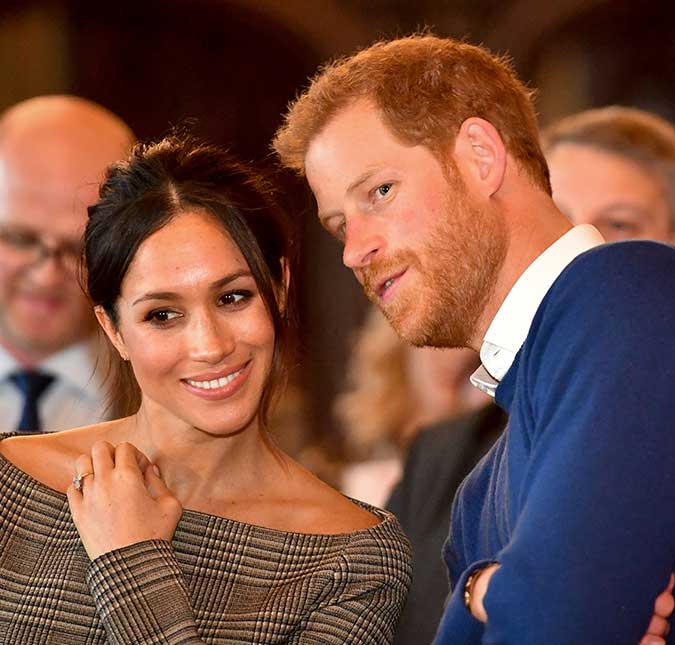 Príncipe Harry colocará implante de cabelo a pedido de Meghan Markle, diz jornal