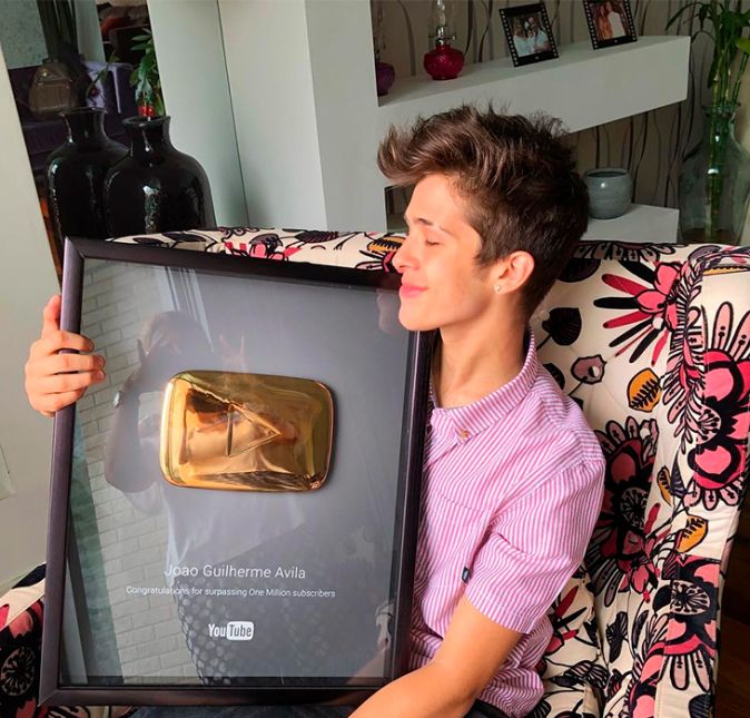 João tem um canal do Youtube com mais de quatro milhões de inscritos, onde mostra um pouco mais de sua vida, suas viagens e suas músicas...