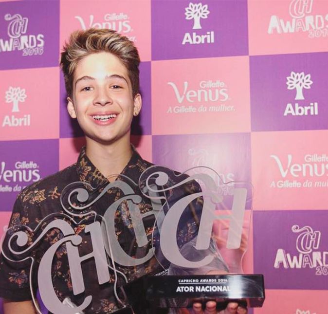 João também ganhou dois prêmios Capricho em 2016, um de Melhor Ator Nacional e outro de Melhor Casal Real. Cúmplices e Jolari mereceram, né?