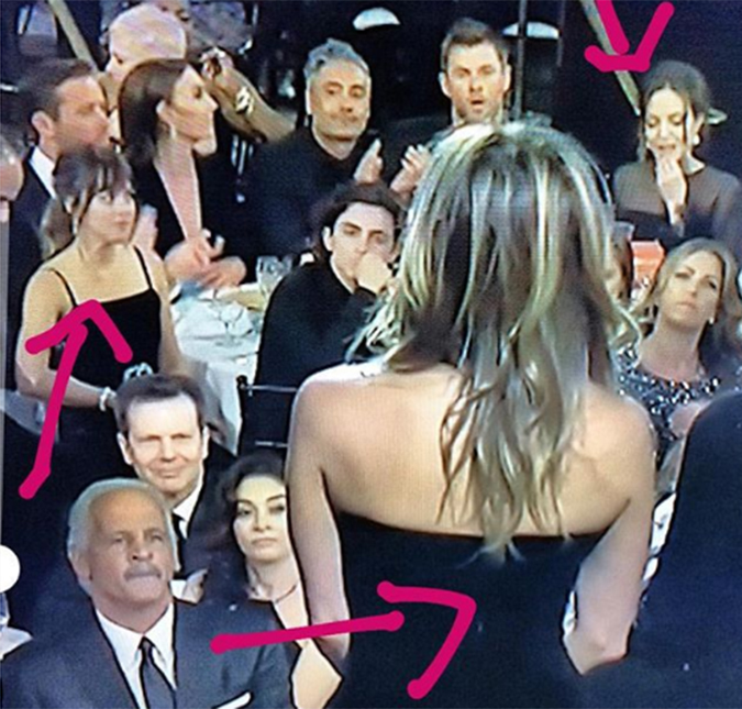 Dakota Johnson comenta foto em que aparece olhando para Angelina Jolie no <i>Globo de Ouro</i>