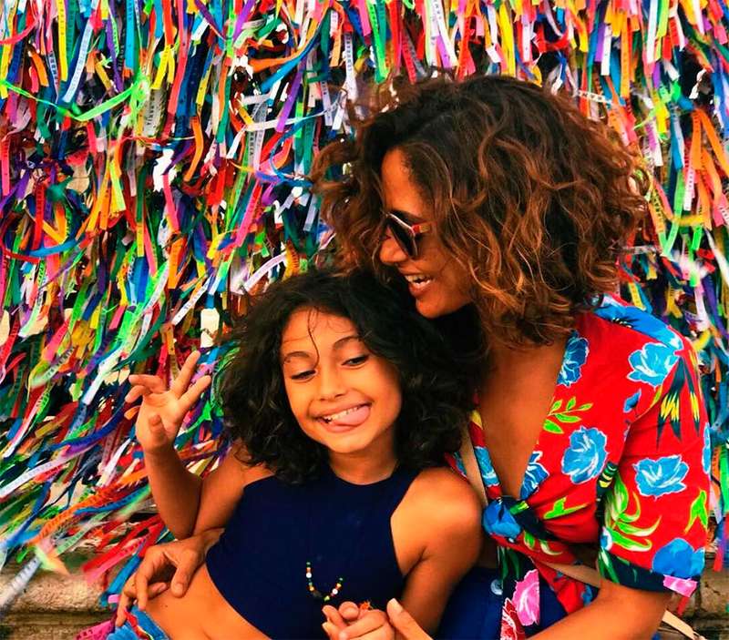Camila Pitanga Posta Foto Com A Filha E Chama Atencao Pela Semelhanca Confiras As Filhas Das Celebridades Que Sao Copias Das Mamaes Estrelando