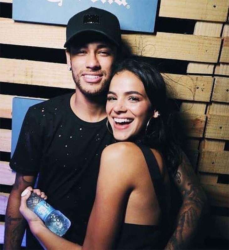 Neymar surpreende Bruna Marquezine e vai ao seu encontro com um buquê de flores, veja!