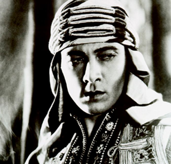 O ator Rudolph Valentino ficou conhecido como The Great Lover, O Grande Amante. Mas, para honrar o título, seus relacionamentos não duraram muito... O casamento com a também atriz Jean Acker chegou ao cúmulo de durar seis horas. Pense bem: os dois planejaram tudo, armaram a festa, foram até a Igreja, trocaram juras de amor eterno e apenas seis horas depois já estavam se divorciando. E Valentino jurou que a culpa foi da noiva, que o trancou para fora do quarto na lua-de-mel!
