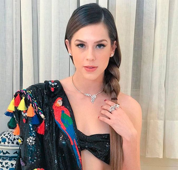 Quem também optou pela trança, mas de uma forma diferente, foi Sophia Abrahão. A atriz e cantora prendeu o cabelo em uma trança lateral, que pegava apenas o começo do cabelo. Diferente, né?!