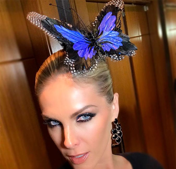 Ana Hickmann fez igual à Sabrina, mas em vez do adereço com penas, a loira optou por uma borboleta azul no topo da cabeça. E aí, será que a moda pega?!