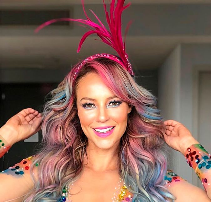 Agora, se você é do time que não poupa extravagância e quer mais adereços e cores, Paolla Oliveira é a sua musa! Com beleza de Ale de Souza, a atriz mergulhou na maquiagem de cabelos e pintou os fios de rosa e azul, bem no clima sereia. Para arrematar, Paolla ainda colocou uma tiara com penas vermelhas e pink.