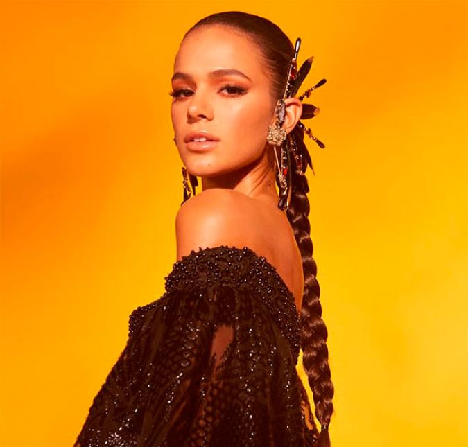 Outra opção para aproveitar a folia sem se preocupar com o frizz ou o calor são as tranças! Bruna Marquezine usou extensões capilares e fez uma trança firme, deixando sequer um fiozinho solto.