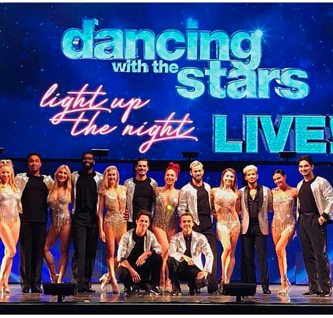 Equipe e elenco de <i>Dancing With the Stars</i> sofrem acidente grave de ônibus