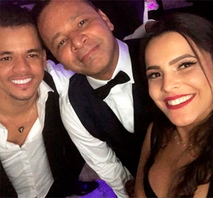 Emilly Araújo posa com Jô Amâncio e pai de Neymar e escreve: <i>Família</i>