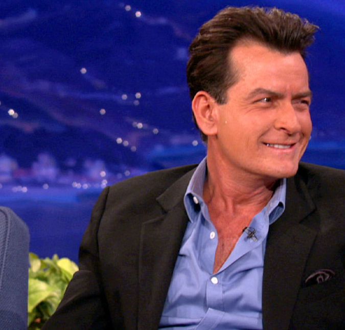 Charlie Sheen já foi casado com Denise Richards, com quem tem as filhas Sam Sheen e Lola Rose Sheen, e com Brooke Mueller, com quem tem os gêmeos Bob e Max Sheen. Após revelar que é portador do vírus HIV, o ator alegou que não podia mais gastar tanto dinheiro pagando pensão à elas, por isso, foi à Justiça tentar pelo menos diminuir os valores. Com medo de ficarem sem o apoio financeiro, as duas aceitaram e hoje recebem menos da metade do valor original. Apesar do acordo, Denise declarou no dia cinco de setembro de 2019, à US Weekly, que o ator lhe deve quase dois milhões de reais em pensões atrasadas. Charlie Sheen já foi casado com Denise Richards, com quem tem as filhas Sam Sheen e Lola Rose Sheen, e com Brooke Mueller, com quem tem os gêmeos Bob e Max Sheen. Após revelar que é portador do vírus HIV, o ator alegou que não podia mais gastar tanto dinheiro pagando pensão à elas, por isso, foi à Justiça tentar pelo menos diminuir os valores. Com medo de ficarem sem o apoio financeiro, as duas aceitaram e hoje recebem menos da metade do valor original. Apesar do acordo, Denise declarou no dia cinco de setembro de 2019, à US Weekly, que o ator lhe deve quase dois milhões de reais em pensões atrasadas.