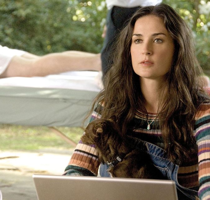 Após a separação com Ashton Kutcher, rolou rumores de que Demi Moore iria na justiça para tentar conseguir ganhar uma pensão dele. A princípio, ela teria usado a justificativa inicial de diferenças irreconciliáveis e pediria dinheiro principalmente porque o ator, na época, havia ganho 47 milhões de dólares com Two and a Half Men e não haveria desculpas para ele não pagar. Após a separação com Ashton Kutcher, rolou rumores de que Demi Moore iria na justiça para tentar conseguir ganhar uma pensão dele. A princípio, ela teria usado a justificativa inicial de diferenças irreconciliáveis e pediria dinheiro principalmente porque o ator, na época, havia ganho 47 milhões de dólares com Two and a Half Men e não haveria desculpas para ele não pagar.